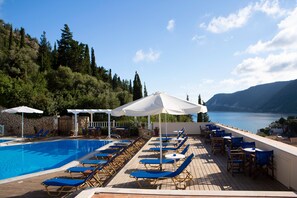 Piscine extérieure en saison, piscine sur le toit, 11 h à 21 h, parasols
