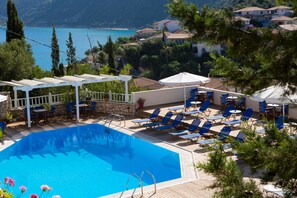 Piscine extérieure en saison, piscine sur le toit, 11 h à 21 h, parasols