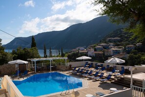 Piscine extérieure en saison, piscine sur le toit, 11 h à 21 h, parasols
