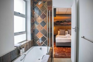 Chambre Familiale | Salle de bain | Articles de toilette gratuits, sĂšche-cheveux, serviettes fournies, savon