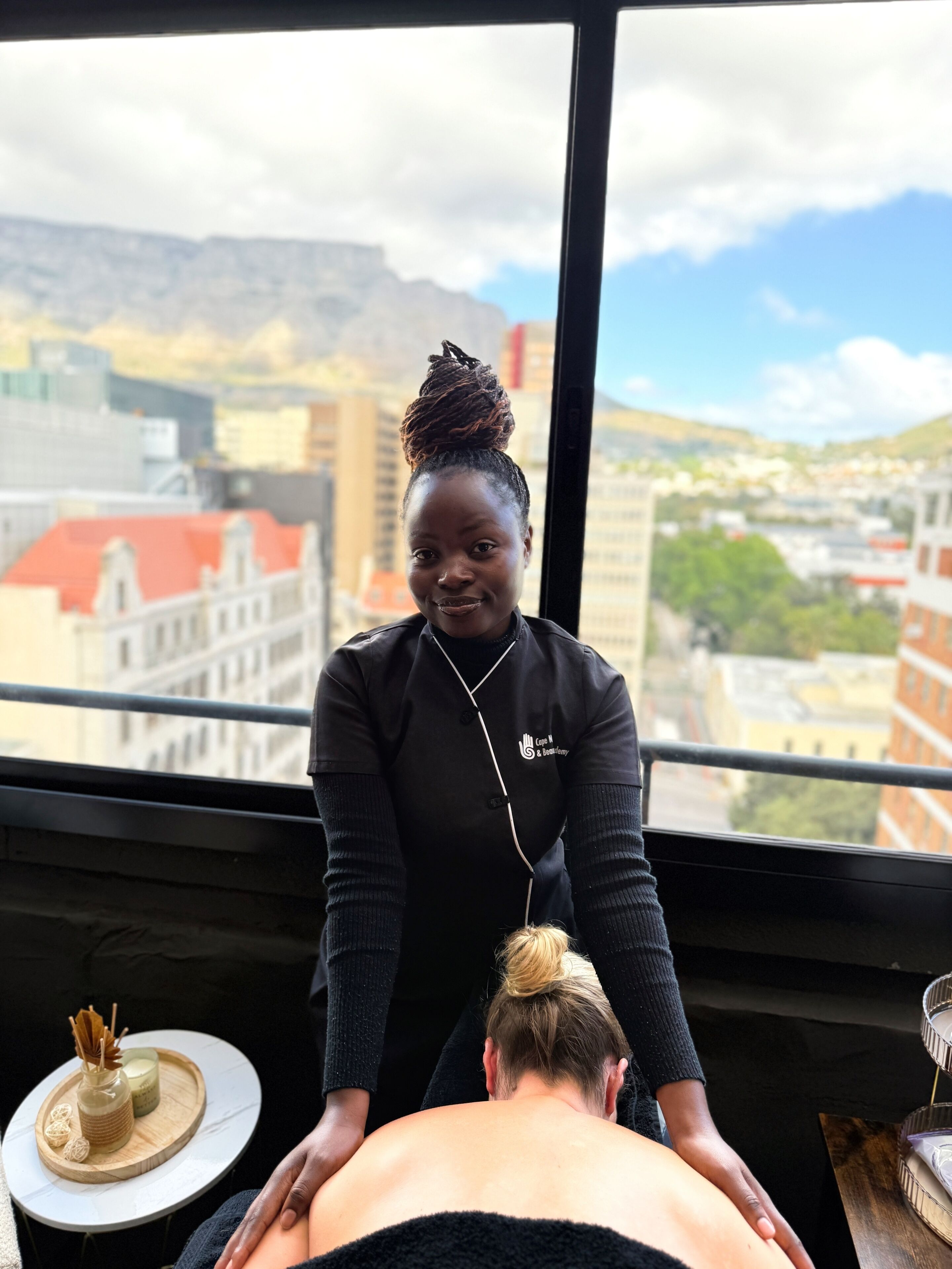 雙人療程室、芳香療法、熱石按摩、瑞典式按摩、按摩服務