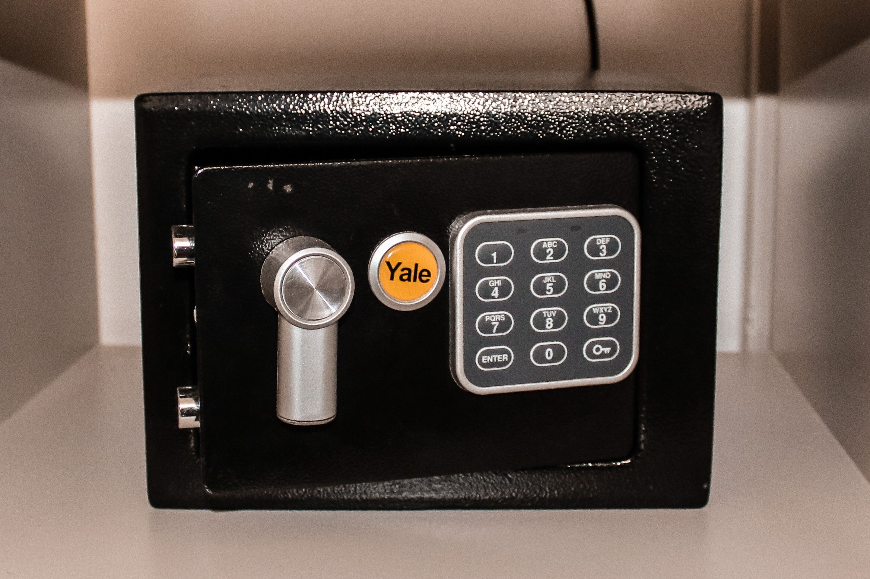 Um cofre de combinação Yale com teclado numérico e fechadura.