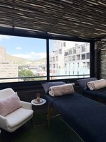 Couples treatment rooms, aromatherapy, hot stone massages