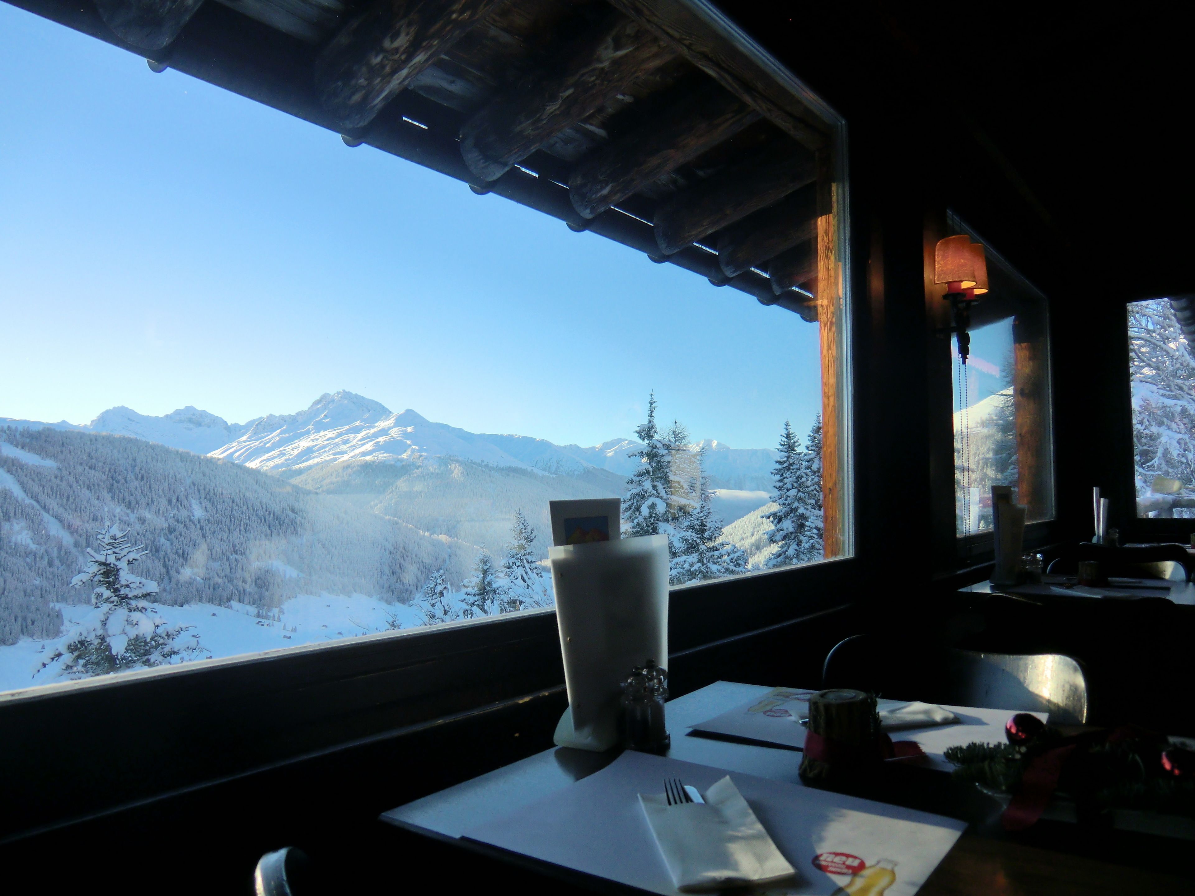 4 restaurants, lunch, dinner served; local and international cuisine