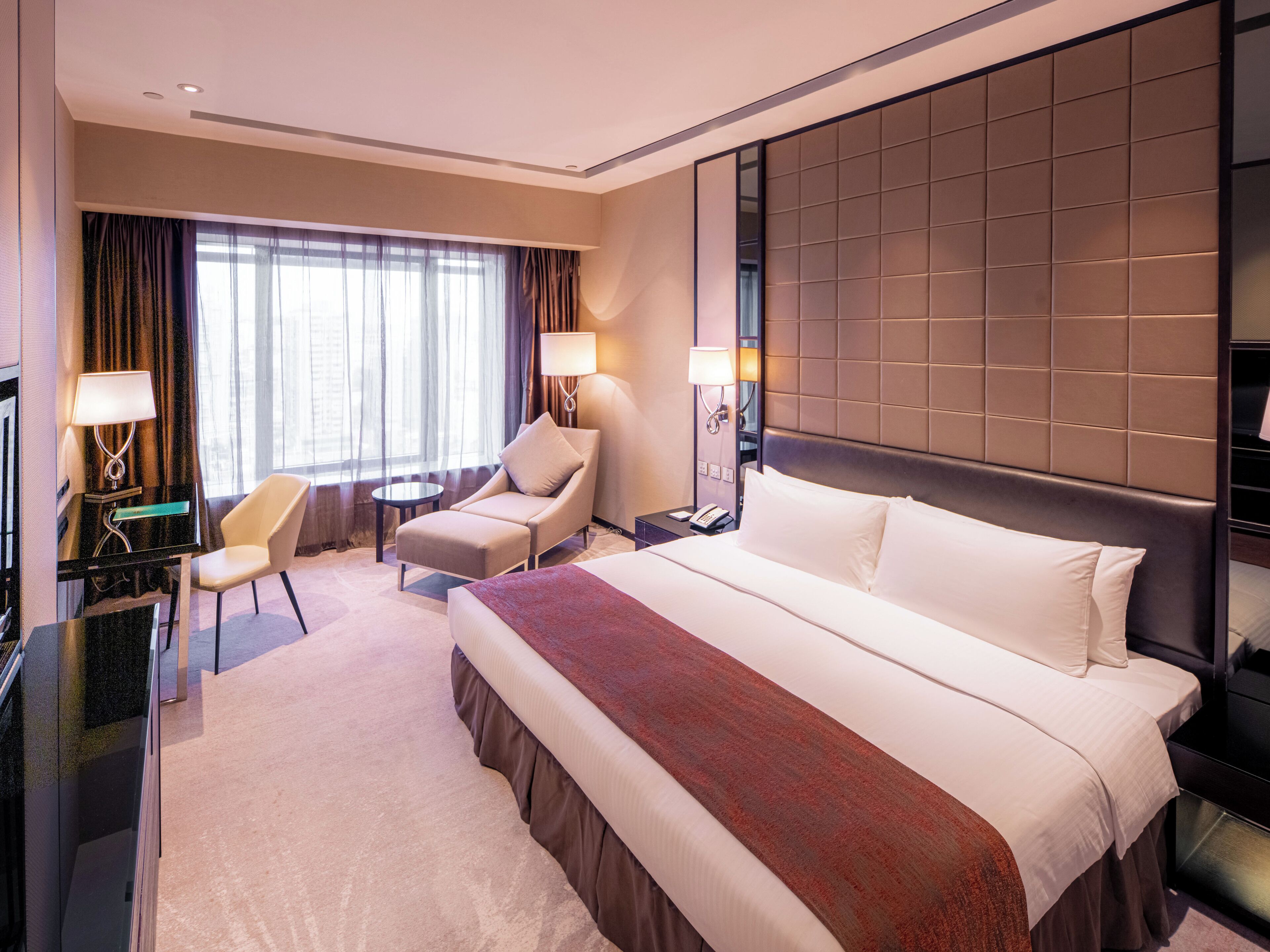 executive double room | minibar, in-room safe, individually furnished, desk