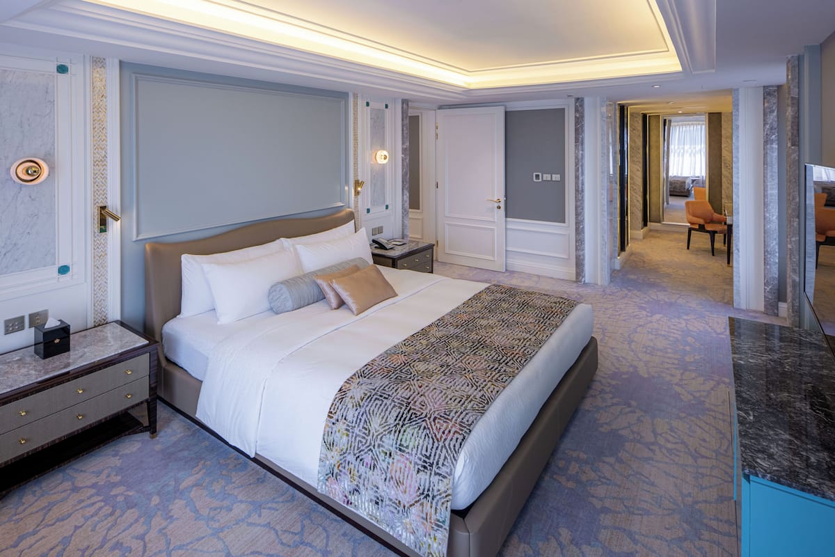 Royal Suite | Minibar, in-room safe, individually furnished, desk