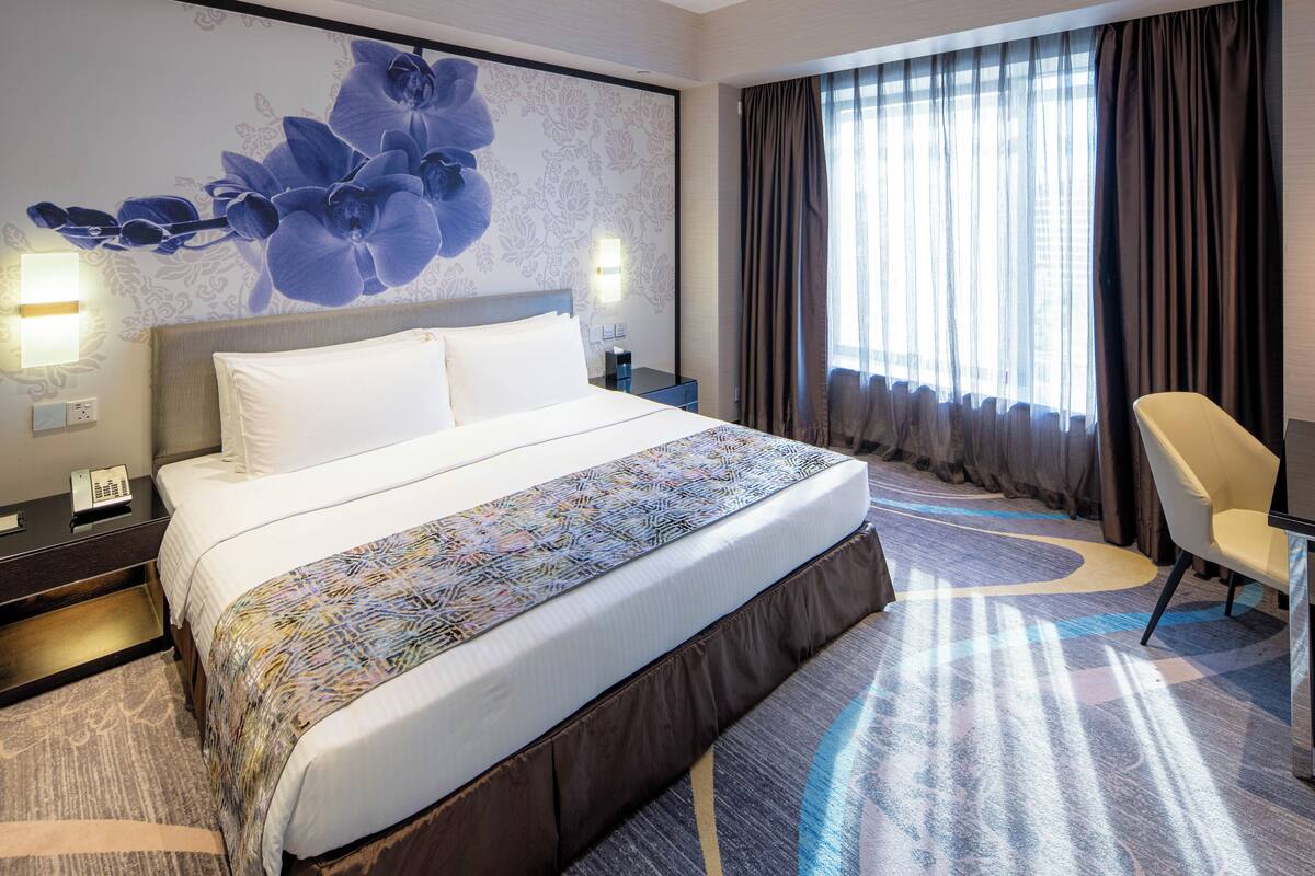 Executive Suite | Minibar, in-room safe, desk, laptop workspace