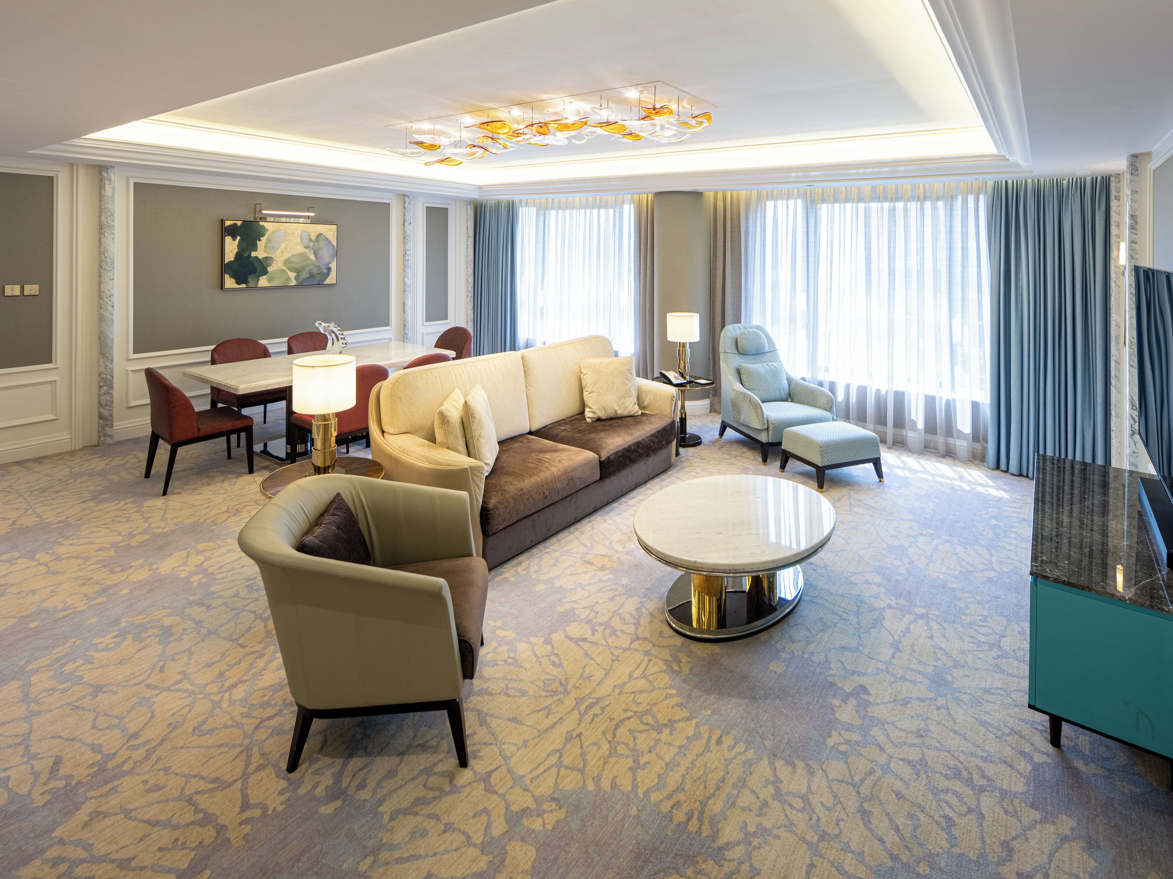 royal suite | minibar, in-room safe, individually furnished, desk