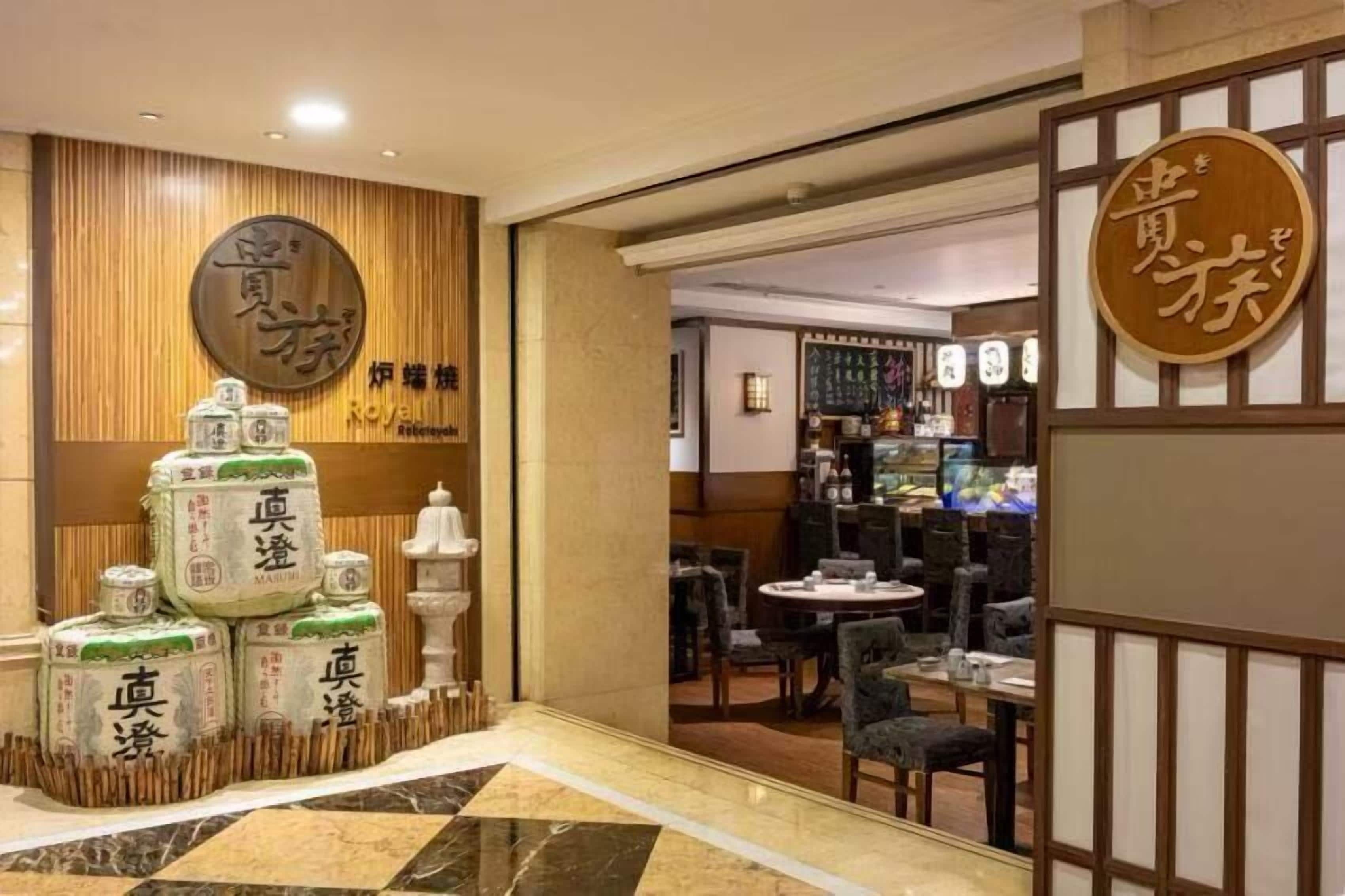 2 restaurants, lunch served