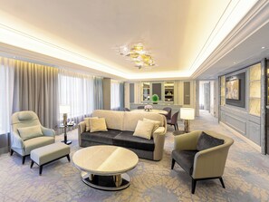 Queen Suite | Living area | 40-inch TV with cable channels