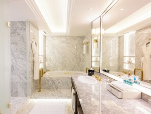 Queen Suite | Bathroom | Separate tub and shower, rainfall showerhead, free toiletries