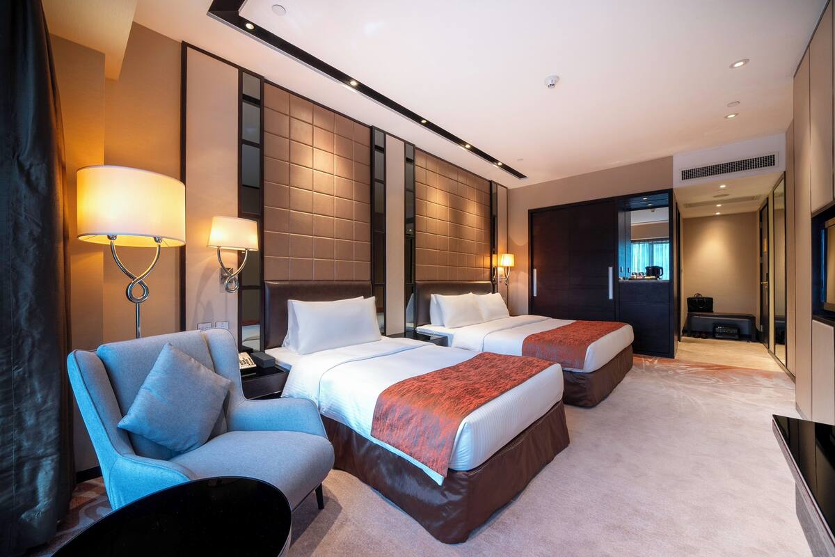 family room | minibar, in-room safe, individually furnished, desk