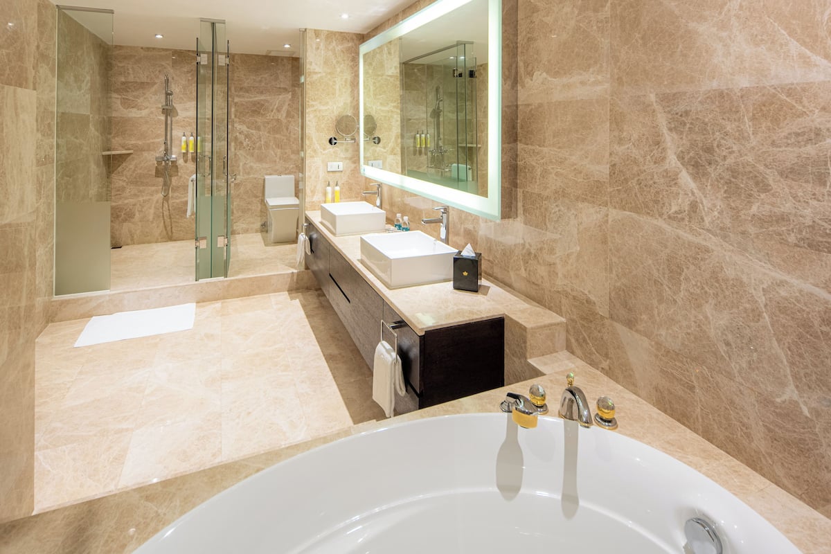 executive suite | bathroom | separate bathtub and shower, rainfall showerhead, free toiletries