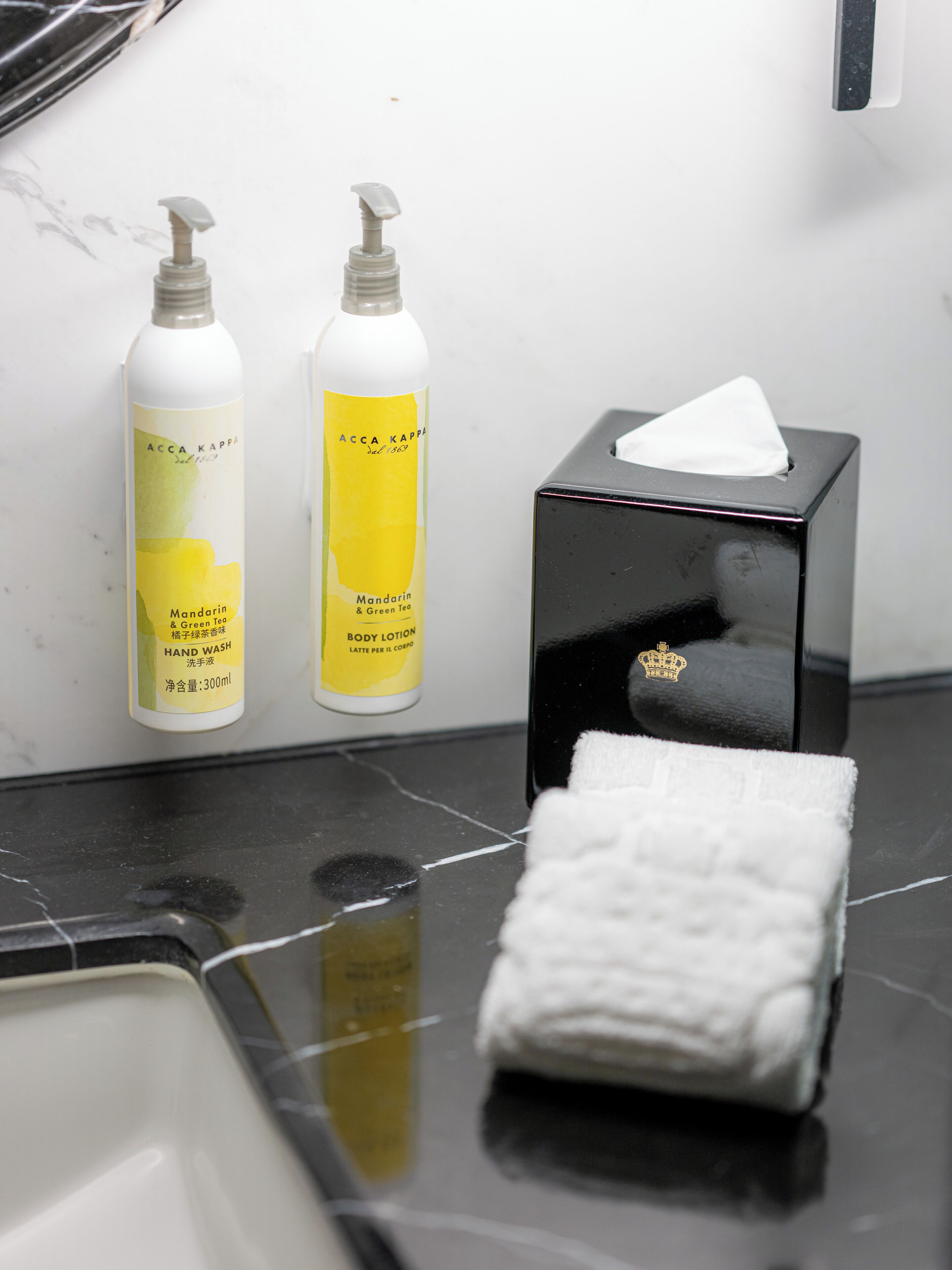 deluxe double room | bathroom | separate bathtub and shower, rainfall showerhead, free toiletries