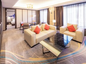 Executive Suite | Minibar, in-room safe, individually furnished, desk