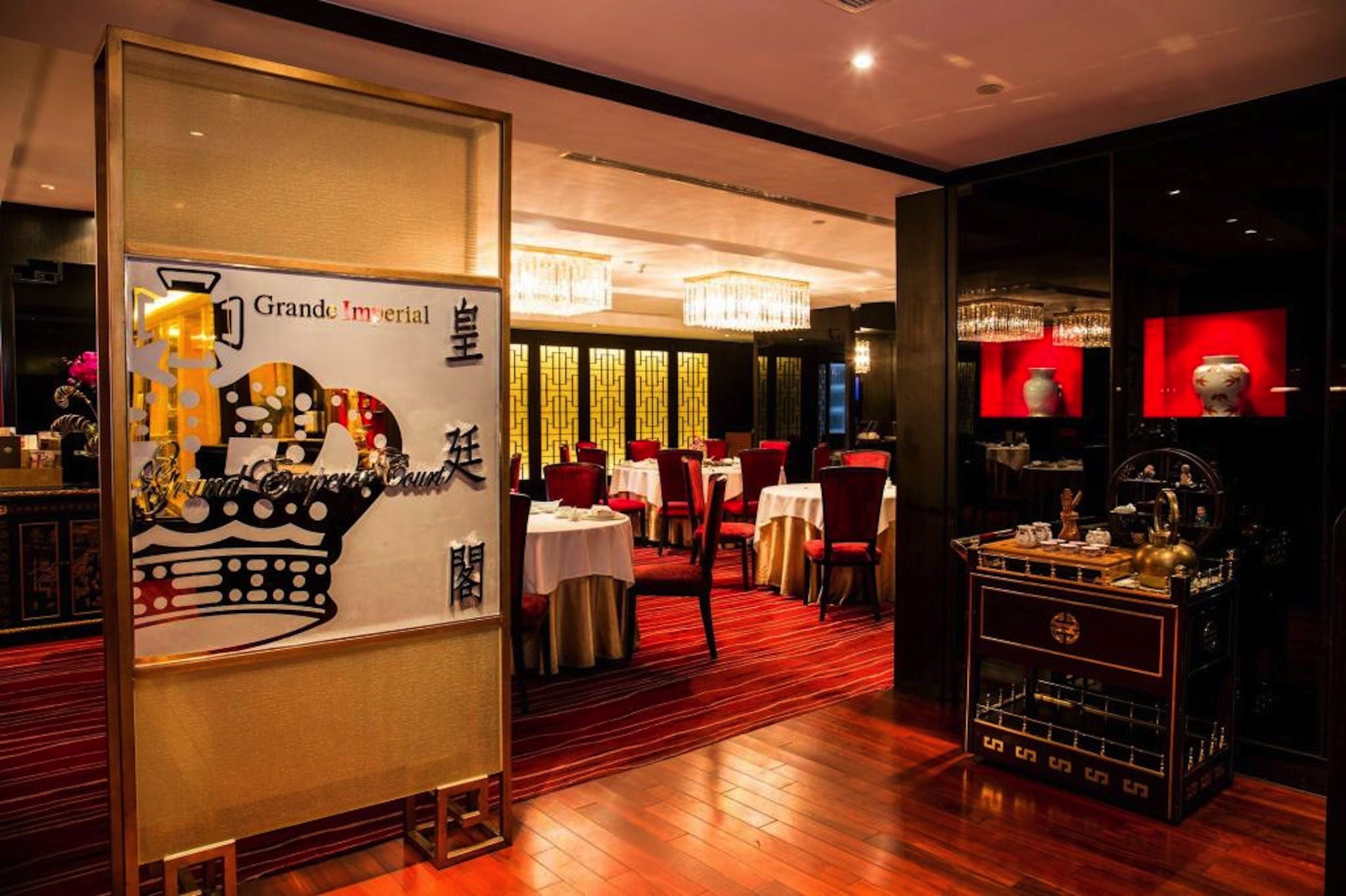 2 restaurants, lunch served