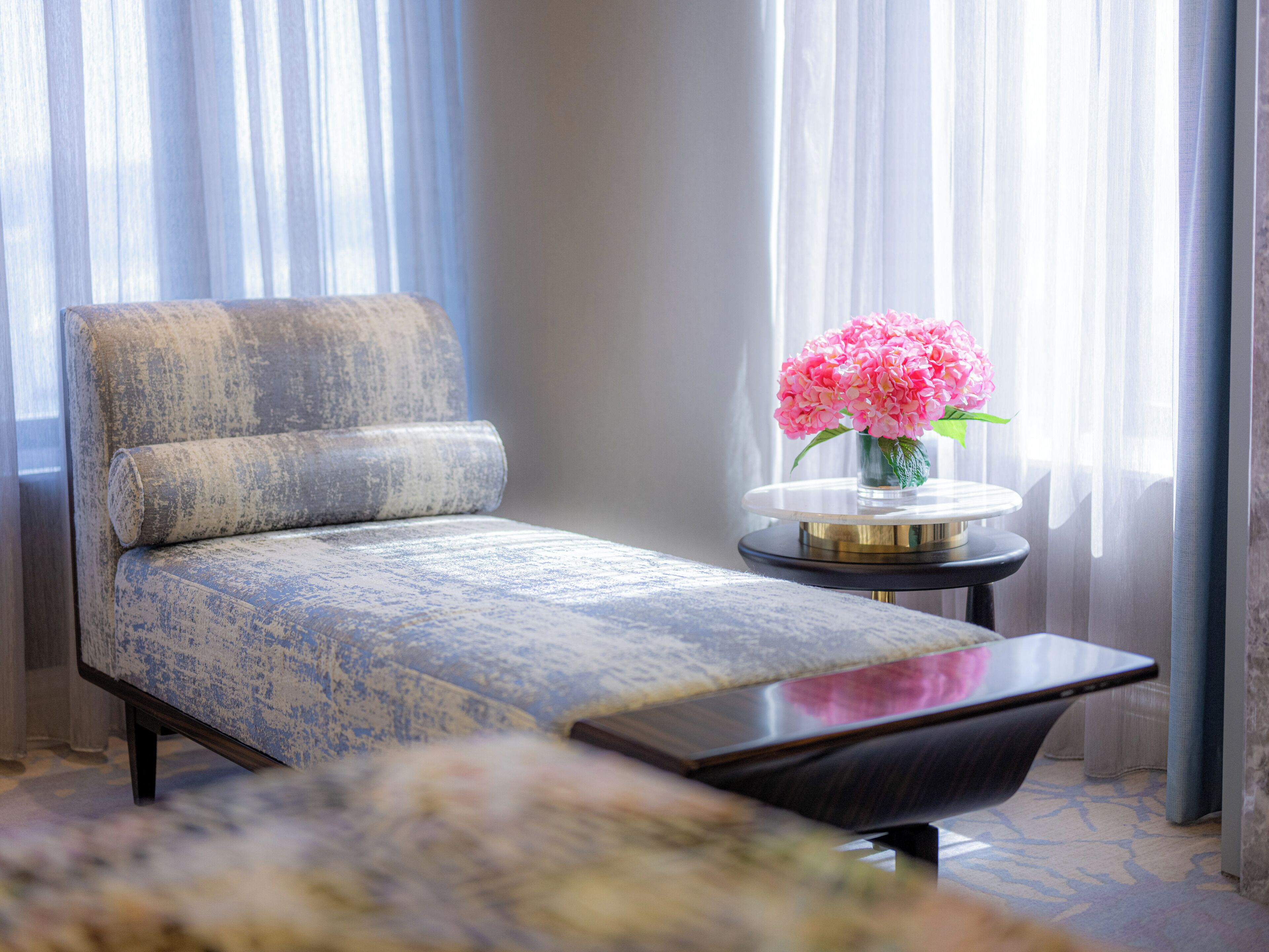 Suite (Queen) | Minibar, caja de seguridad en la habitación y muebles diferentes 