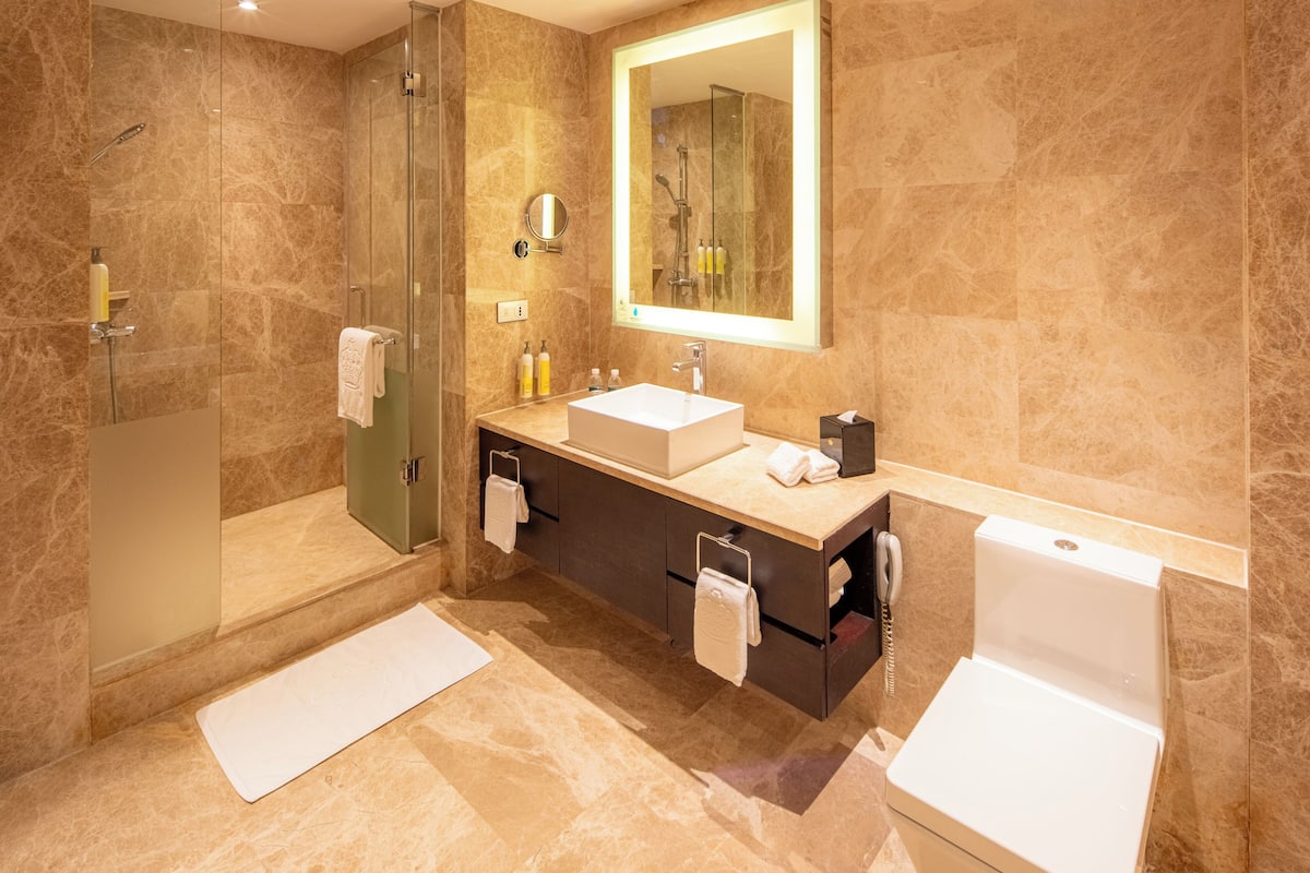 executive twin room | bathroom | separate bathtub and shower, rainfall showerhead, free toiletries