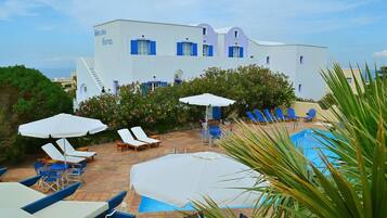 Seasonal outdoor pool, pool umbrellas