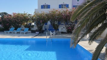 Seasonal outdoor pool, pool umbrellas