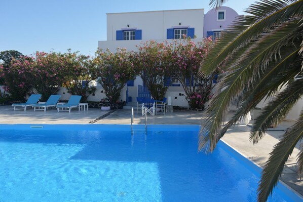 Außenpool (je nach Saison geöffnet), Sonnenschirme