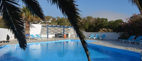 Seasonal outdoor pool, pool umbrellas