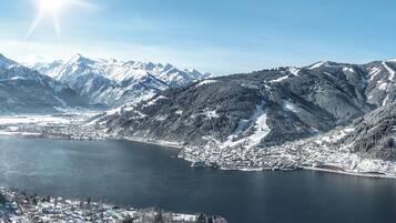 Ein weitreichender Blick auf eine Berglandschaft mit einem See und einer Stadt.