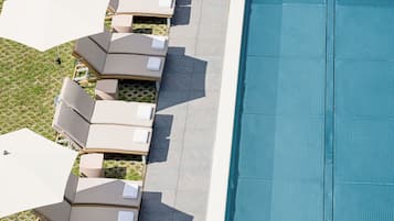 Piscine couverte, piscine extérieure, parasols de plage, chaises longues
