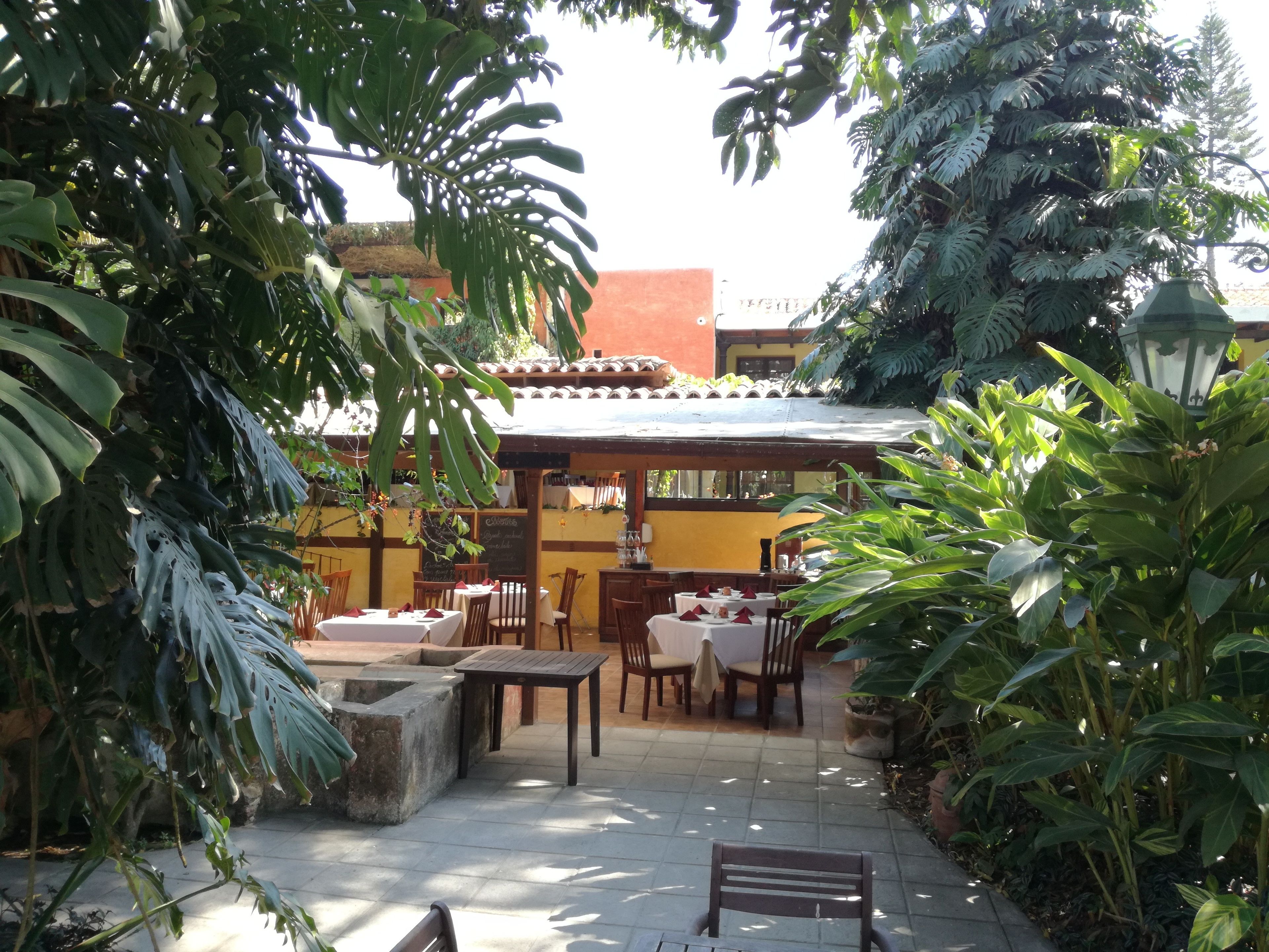 Sarapan, makan tengah hari dihidangkan; masakan serantau, taman 