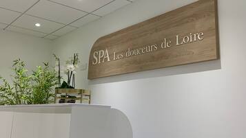 Meja sambut tetamu spa