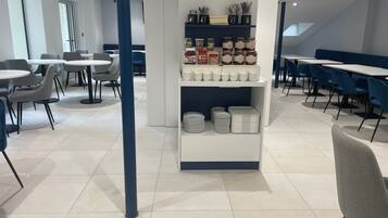 Petit déjeuner buffet (13.90 EUR par personne)