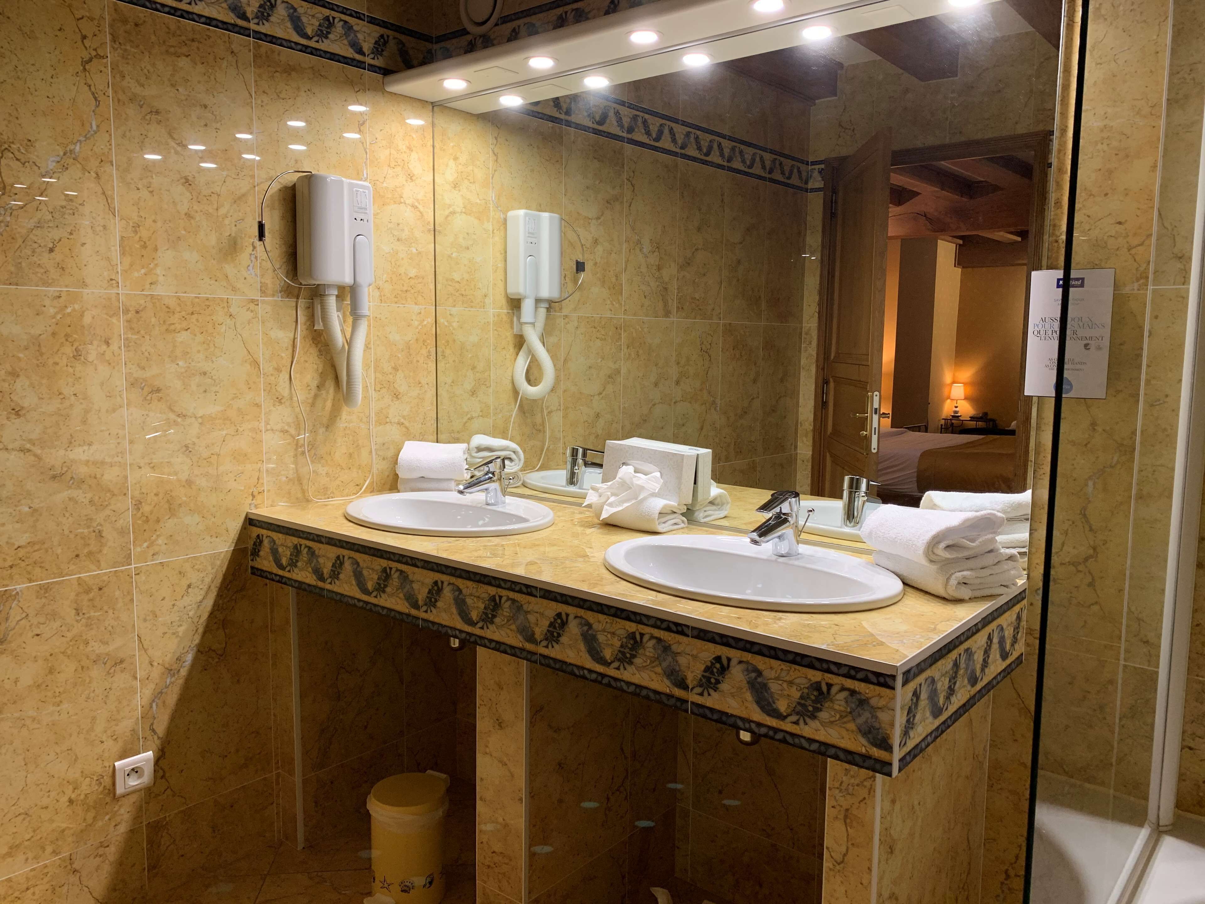 family room (5 personnes) | bathroom | hair dryer, soap, shampoo, toilet paper