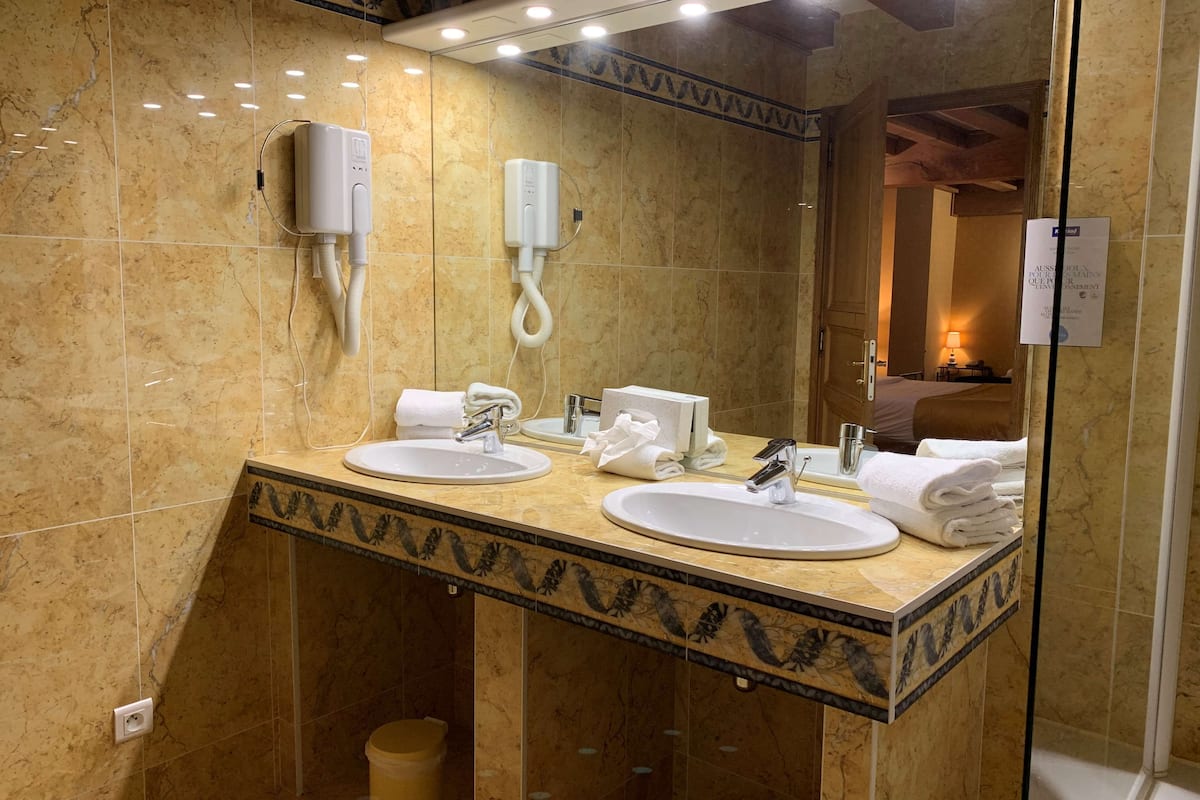 family room (5 personnes) | bathroom | hair dryer, soap, shampoo, toilet paper