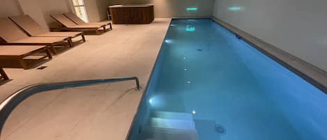 من حمّامات السباحة المغطاة