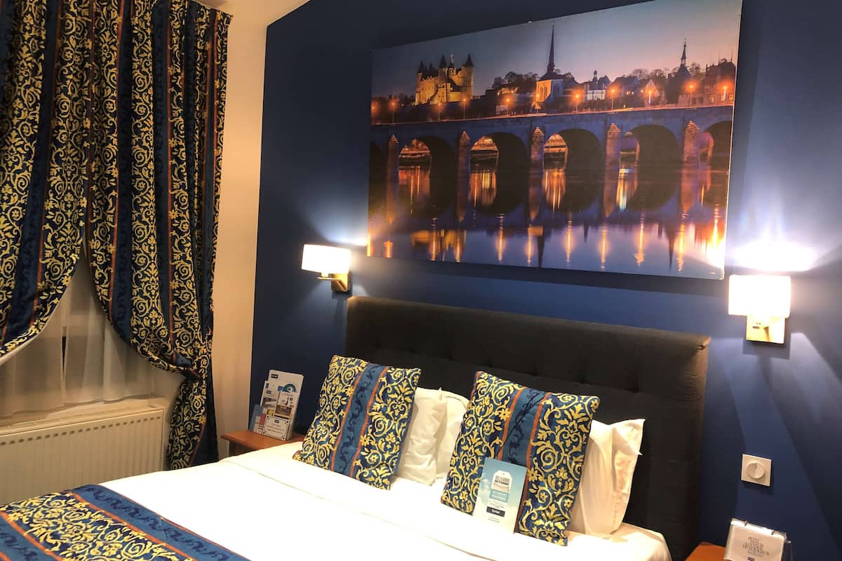 superior double room | bathroom | hair dryer, soap, shampoo, toilet paper