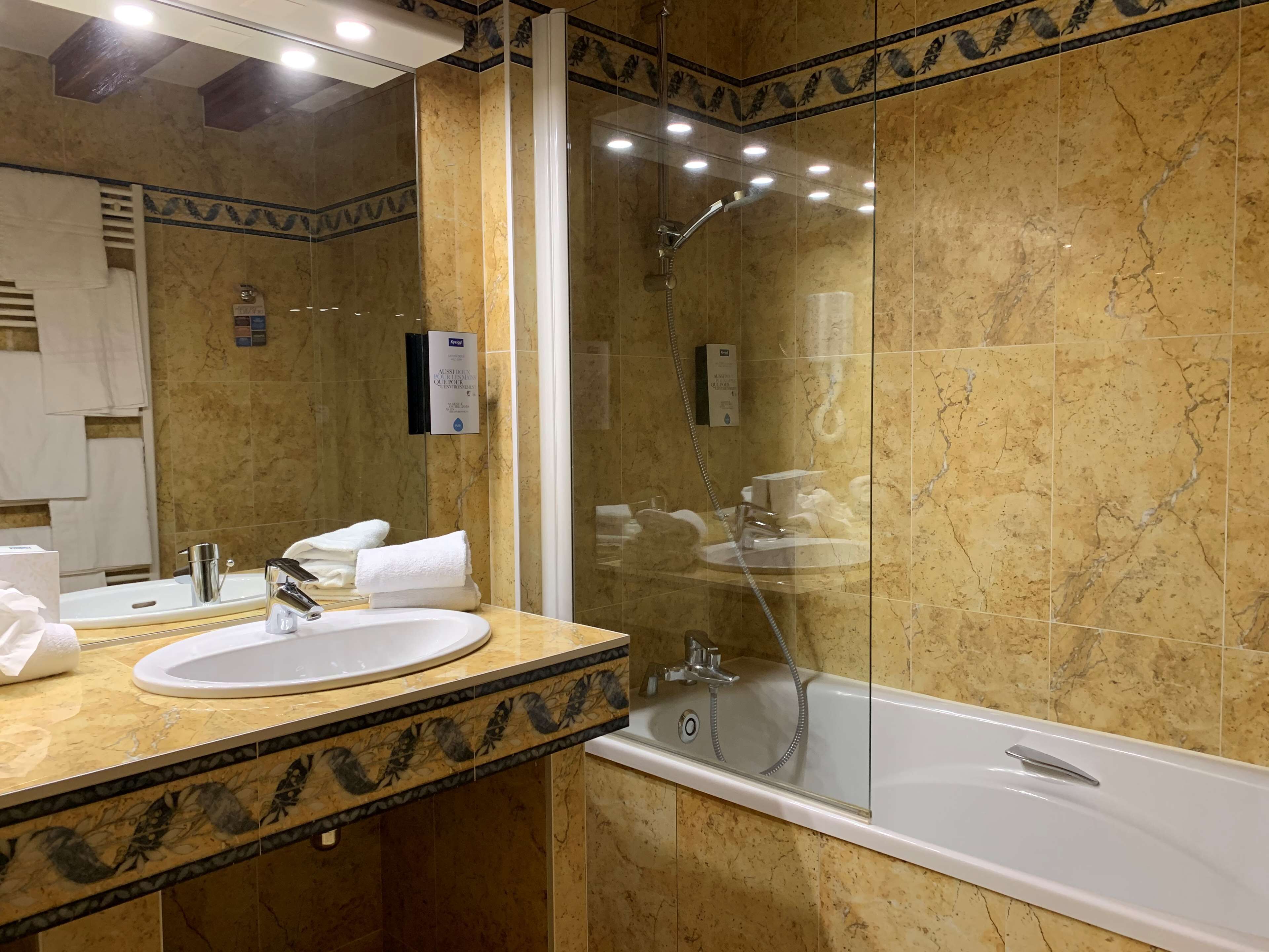 family room (4 personnes) | bathroom | hair dryer, soap, shampoo, toilet paper