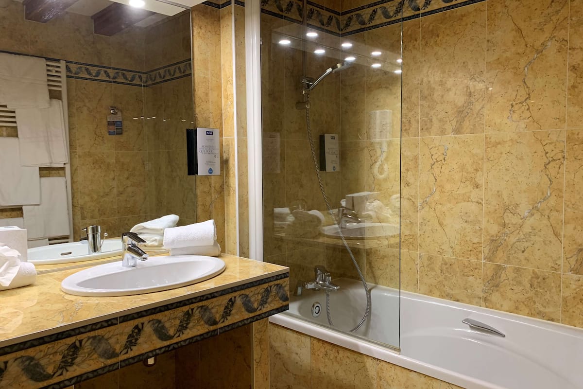 family room (4 personnes) | bathroom | hair dryer, soap, shampoo, toilet paper