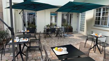 Petit déjeuner buffet (13.90 EUR par personne)