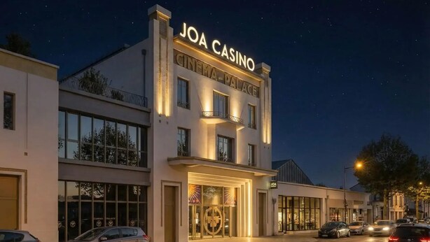 Un edificio con el letrero 'JOA CASINO', grandes ventanales y una entrada destacada.