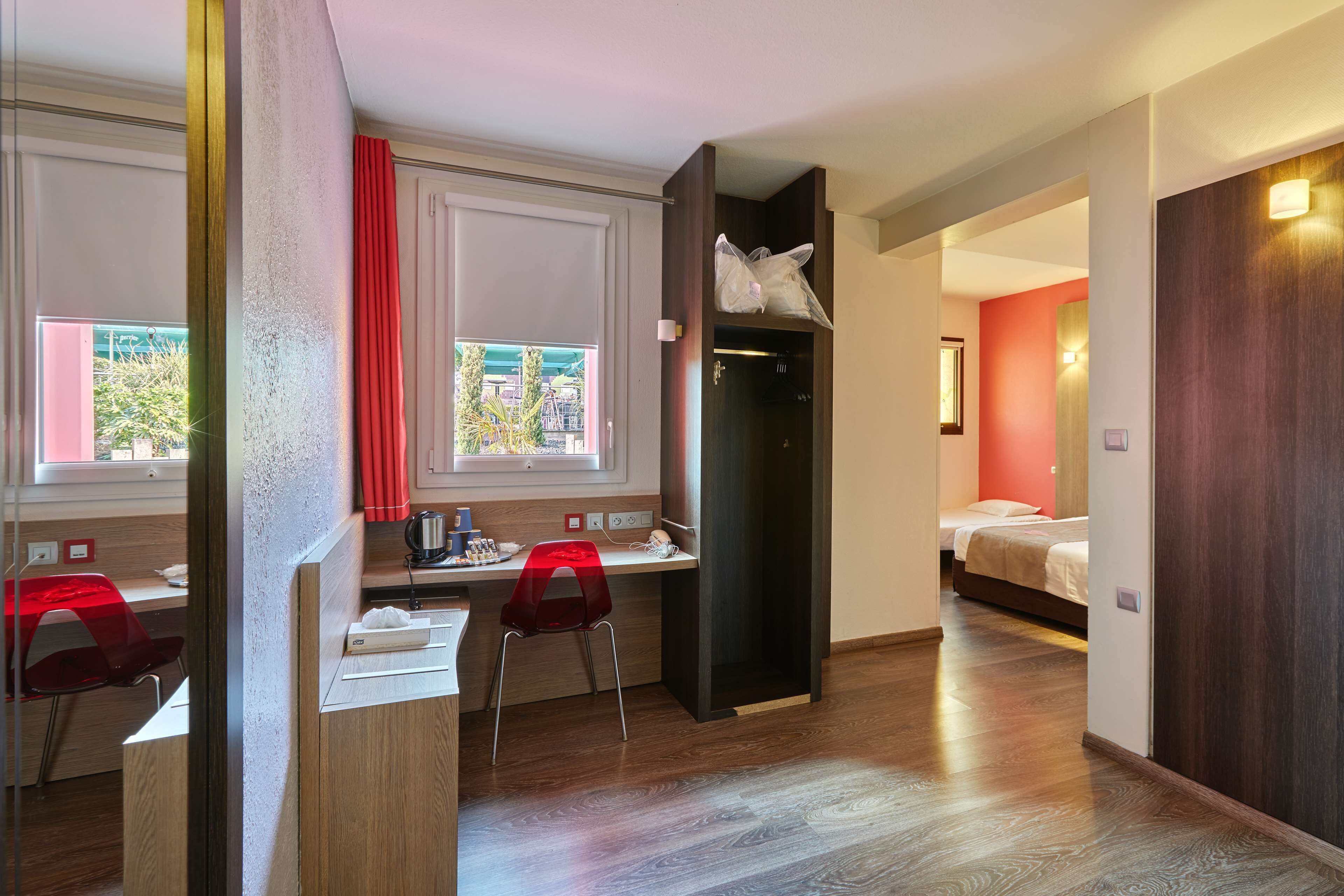 desk, blackout curtains, soundproofing, free wifi