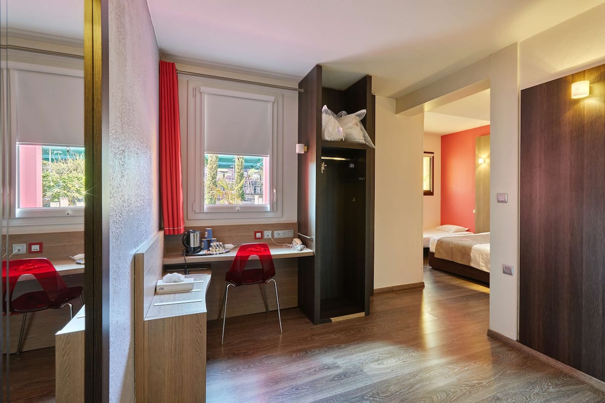 desk, blackout curtains, soundproofing, free wifi