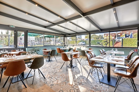 Lunch, dinner served; French cuisine, alfresco dining