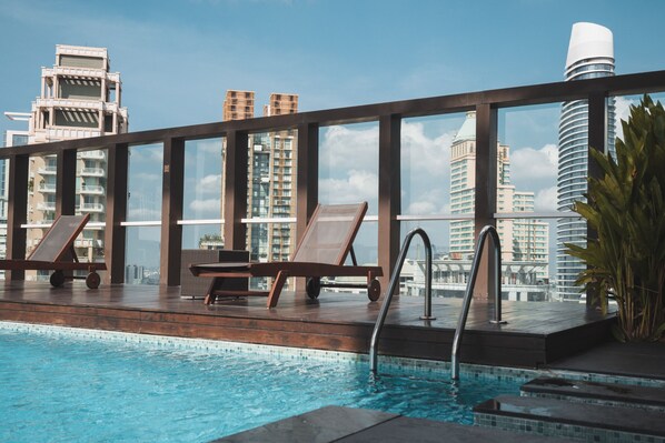 Outdoor pool - Urbana Langsuan Hotel (Bangkok)