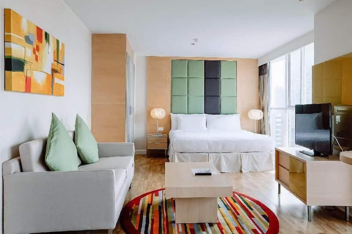 Minibar, Zimmersafe, individuell eingerichtet, Schreibtisch