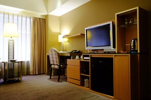 Gebar bulu kapas, peti besi dalam bilik, meja, kalis bunyi 