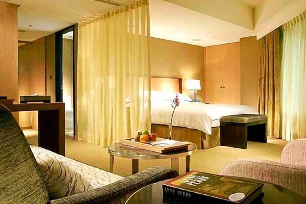 Down comforters, in-room safe, desk, soundproofing