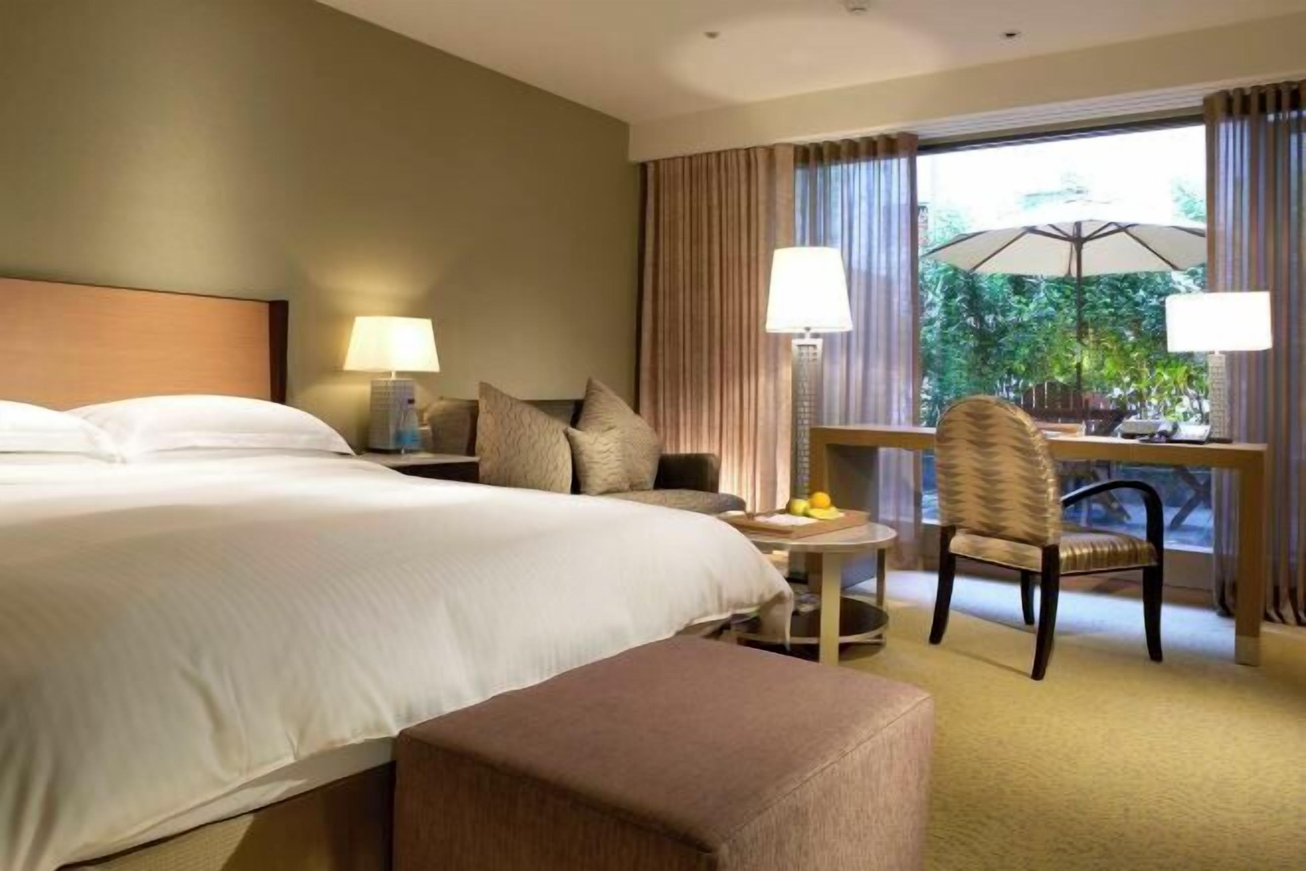 Down comforters, in-room safe, desk, soundproofing