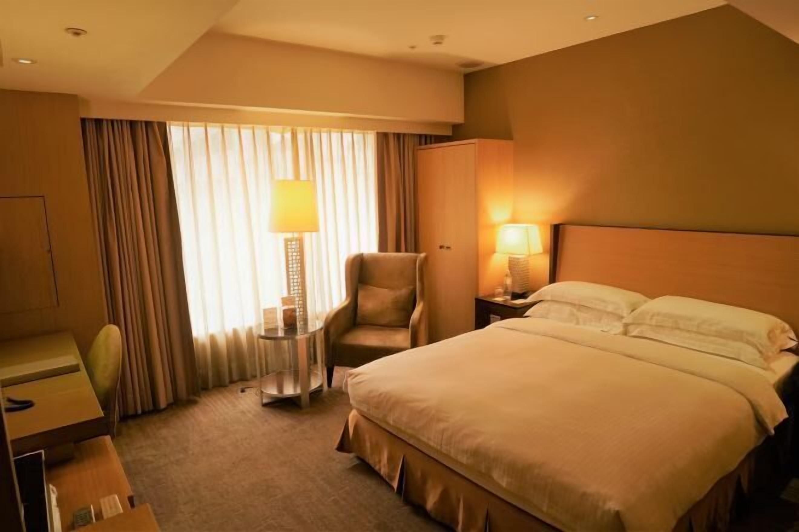 Down comforters, in-room safe, desk, soundproofing