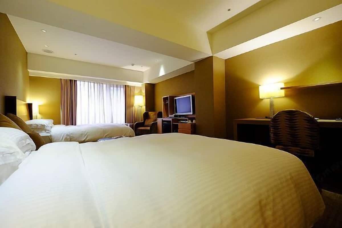 Down comforters, in-room safe, desk, soundproofing