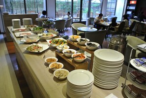 Daily full breakfast (TWD 385 per person)